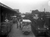 807283 Afbeelding van de overslag van stukgoederen door Van Gend & Loos bij de goederenloods van het N.S.-station ...